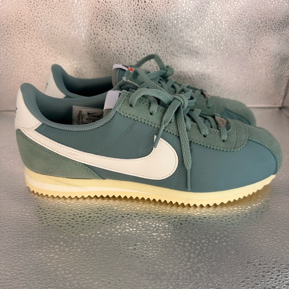 Nike Kids Sneakers in Teal and White - Picture 4 of 8